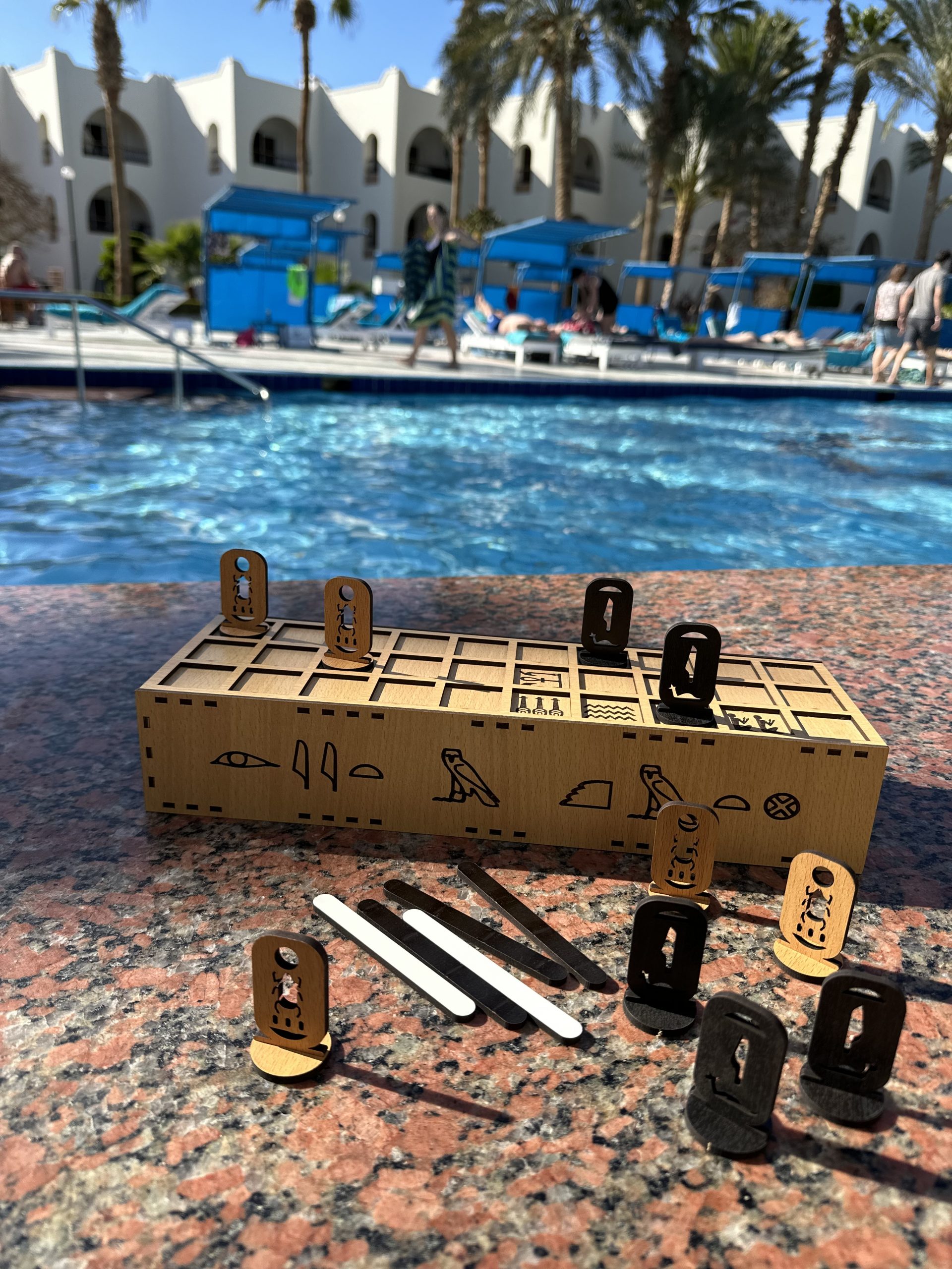Senet am Pool auf Rosengranit